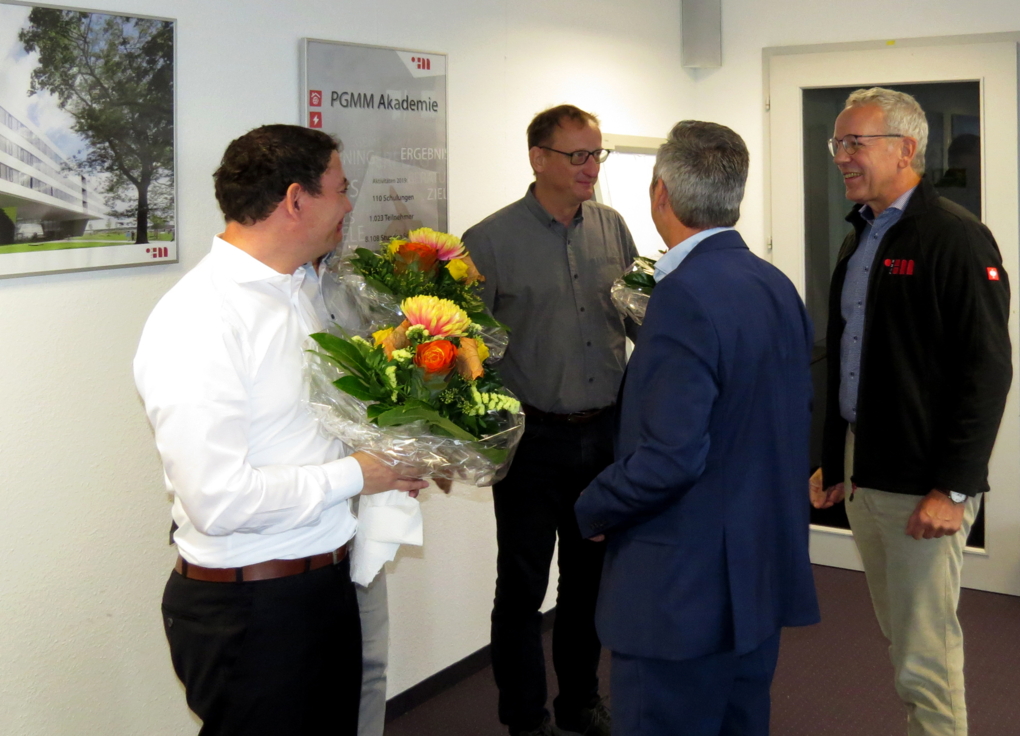 Die Bereichsleiter Uwe Stüber, Rainer Strobel sowie der Technische Leiter Martin Hirschke werden zum 25-jährigen Jubiläum bei PGMM von den Vorständen Peter Maag und Christoph Gingelmaier geehrt.