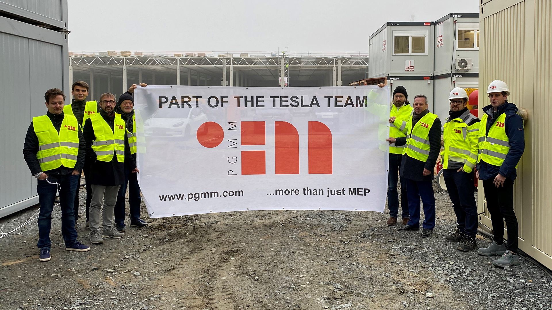 Team der Planungsgruppe M+M AG auf der Baustelle der Tesla Gigafactory Berlin-Brandenburg