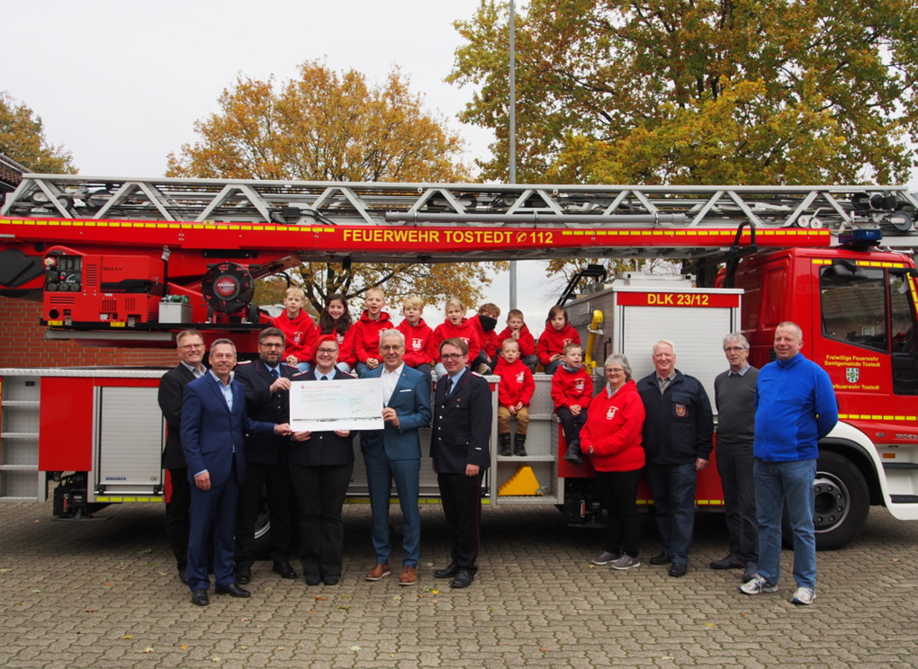 Gruppenbild der Spendenübergabe von PGMM an die Freiwillige Feuerwehr Tostedt vom 18. November 2022