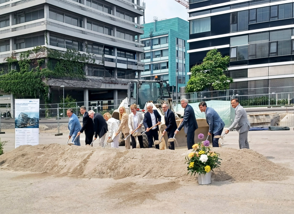 Spatenstich für den neuen Gebäudekomplex des DKFZ auf der Berliner Straße in Heidelberg