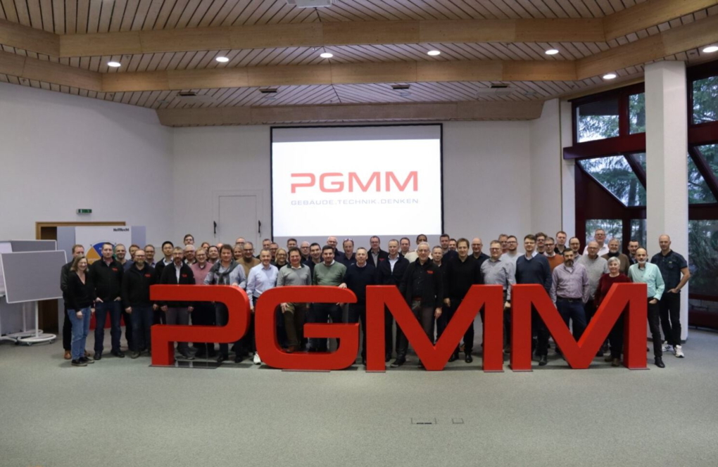 Gruppenfoto der Teilnehmerinnen und Teilnehmer am PGMM-Hochschultag mit der Studierenden der Universität Stuttgart und der Hochschule Esslingen auf der Baustelle des eCampus bei Mercedes-Benz in Stuttgart-Unterürkheim.