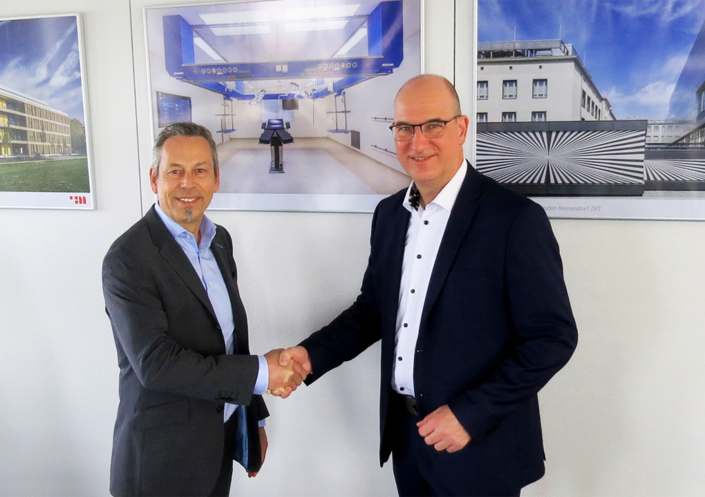 Peter Maag, Vorstand der Planungsgruppe M+M AG und Matthias Hain, Geschäftsführer des Planungsbüros HPS Hain, feiern den Zusammenschluss am Firmensitz von PGMM in Böblingen.