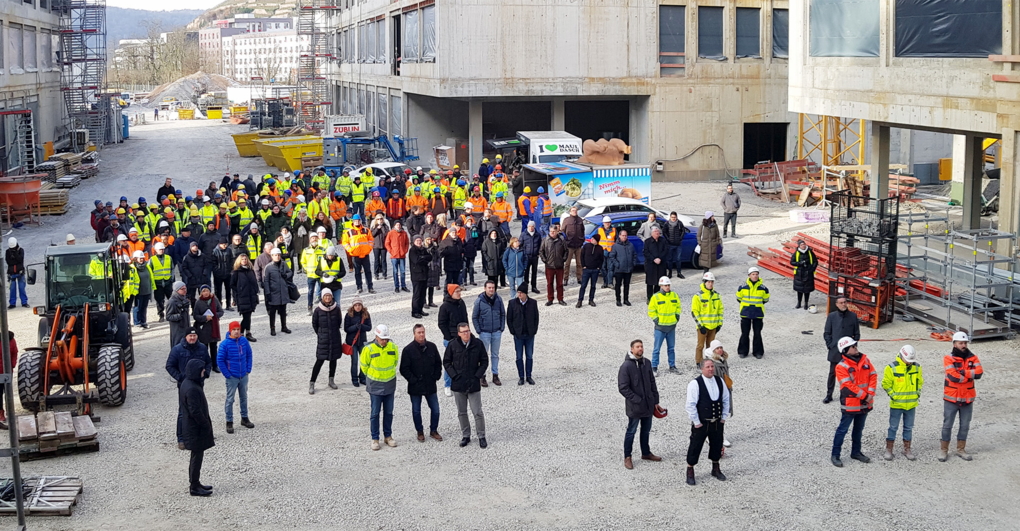 Zuschauer beim Richtfest auf der Baustelle Campus Neue Weststadt in Esslingen am 13. Dezember 2022
