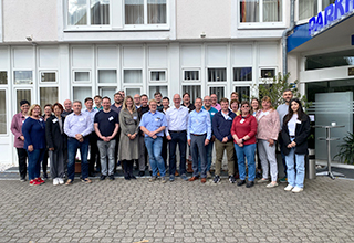 Gruppenfoto von Mitarbeiterinnen und Mitarbeitern von HPS Hain und PGMM Eschborn in Hattersheim
