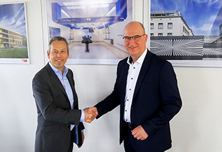 Peter Maag, Vorstand der Planungsgruppe M+M AG und Matthias Hain, Geschäftsführer des Planungsbüros HPS Hain, feiern den Zusammenschluss am Firmensitz von PGMM in Böblingen.